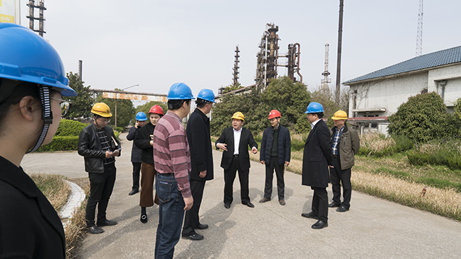 6:圖為戴董事長一行檢查聯(lián)孚石化西廠區(qū).jpg